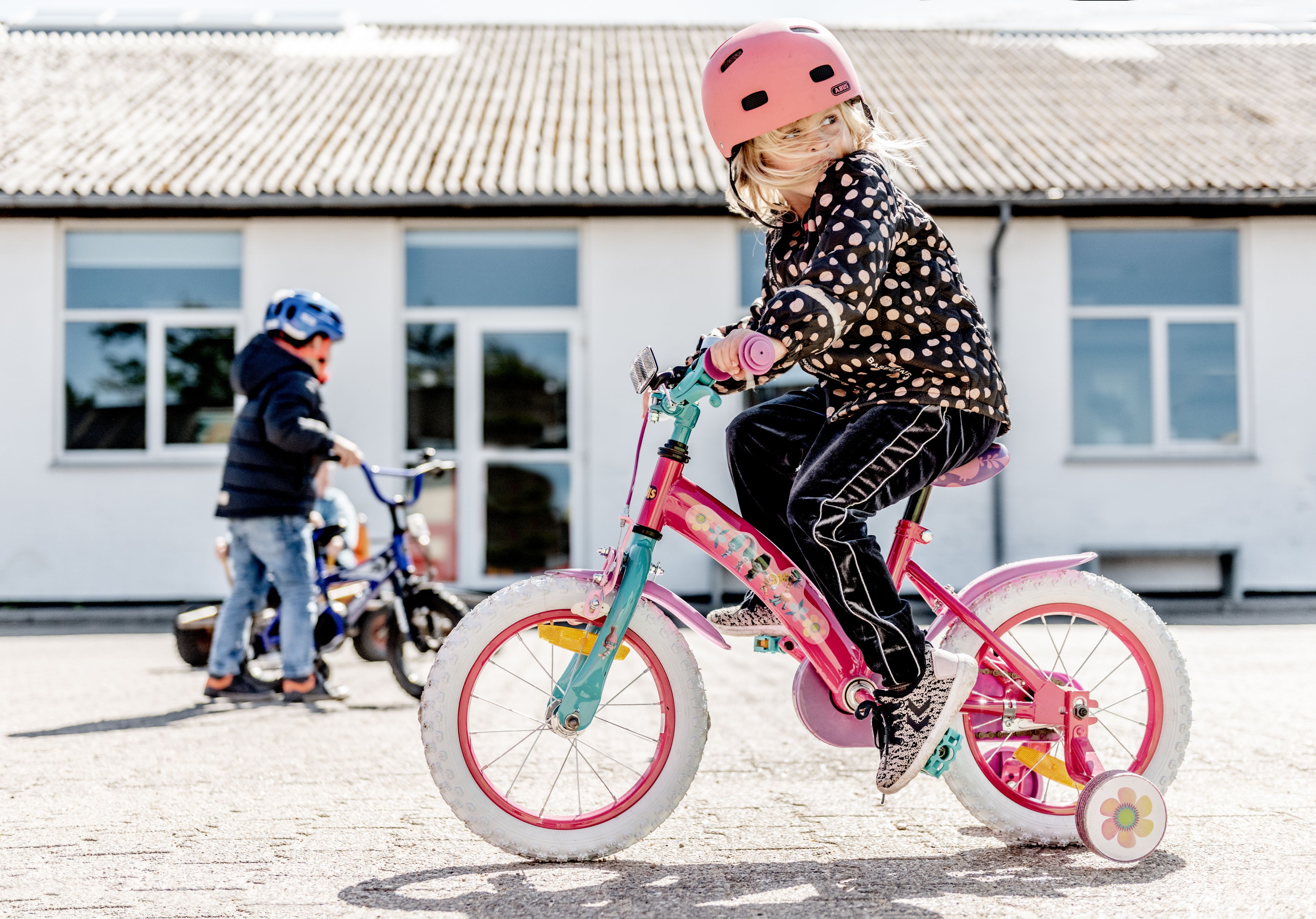 børn der cykler
